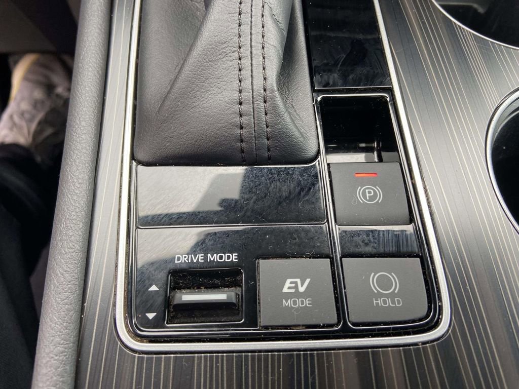 Used 2022 Toyota Sienna Limited image 25