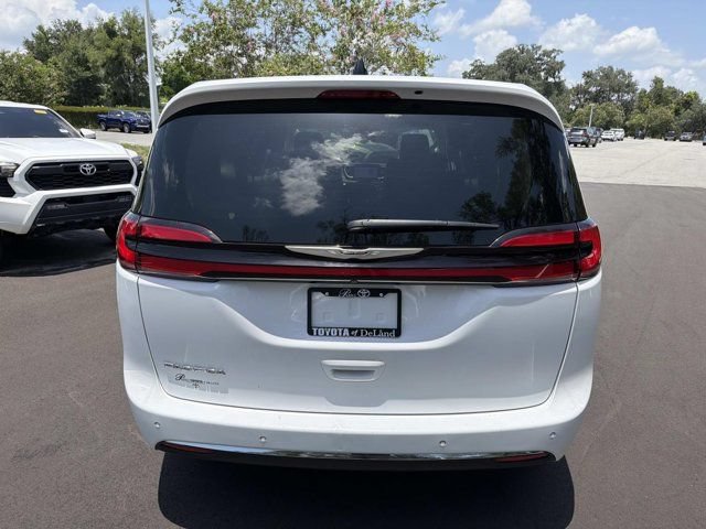 Used 2024 Chrysler Pacifica Touring-L FWD image 3