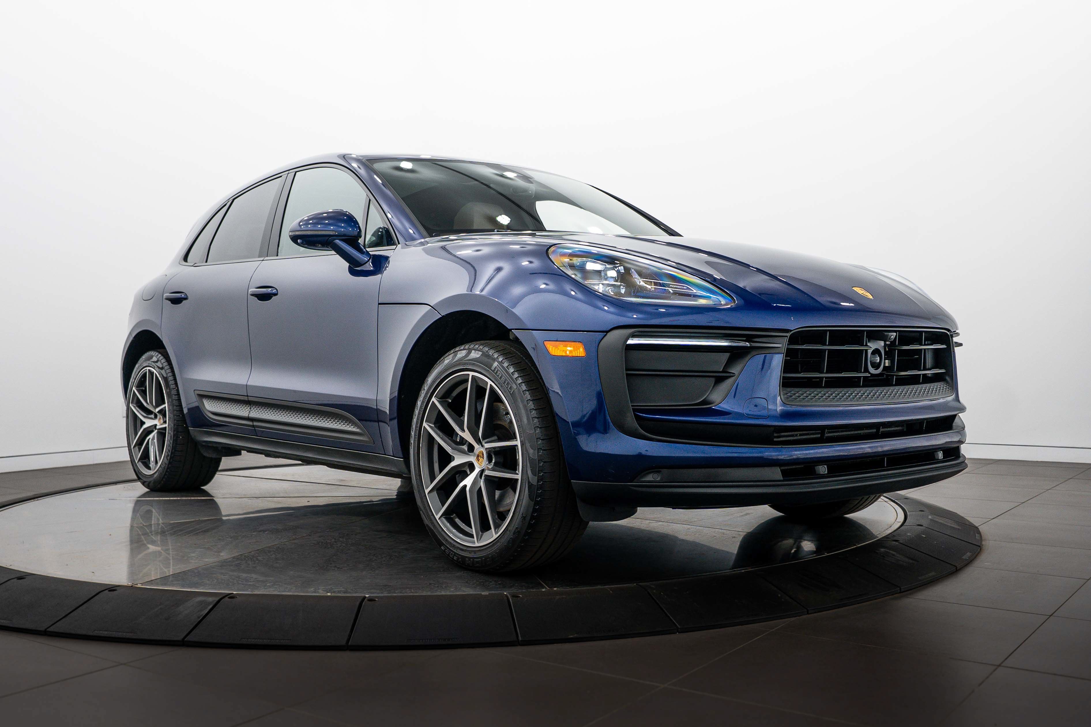 Certified 2024 Porsche Macan AWD/4WD image 9