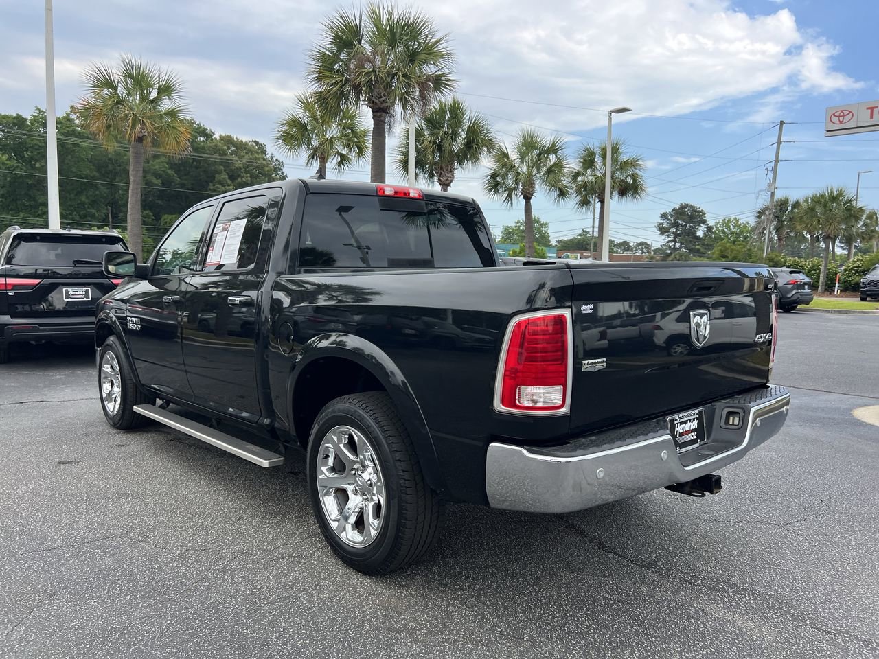Used 2017 RAM 1500 Laramie w/ Convenience Group AWD/4WD image 8