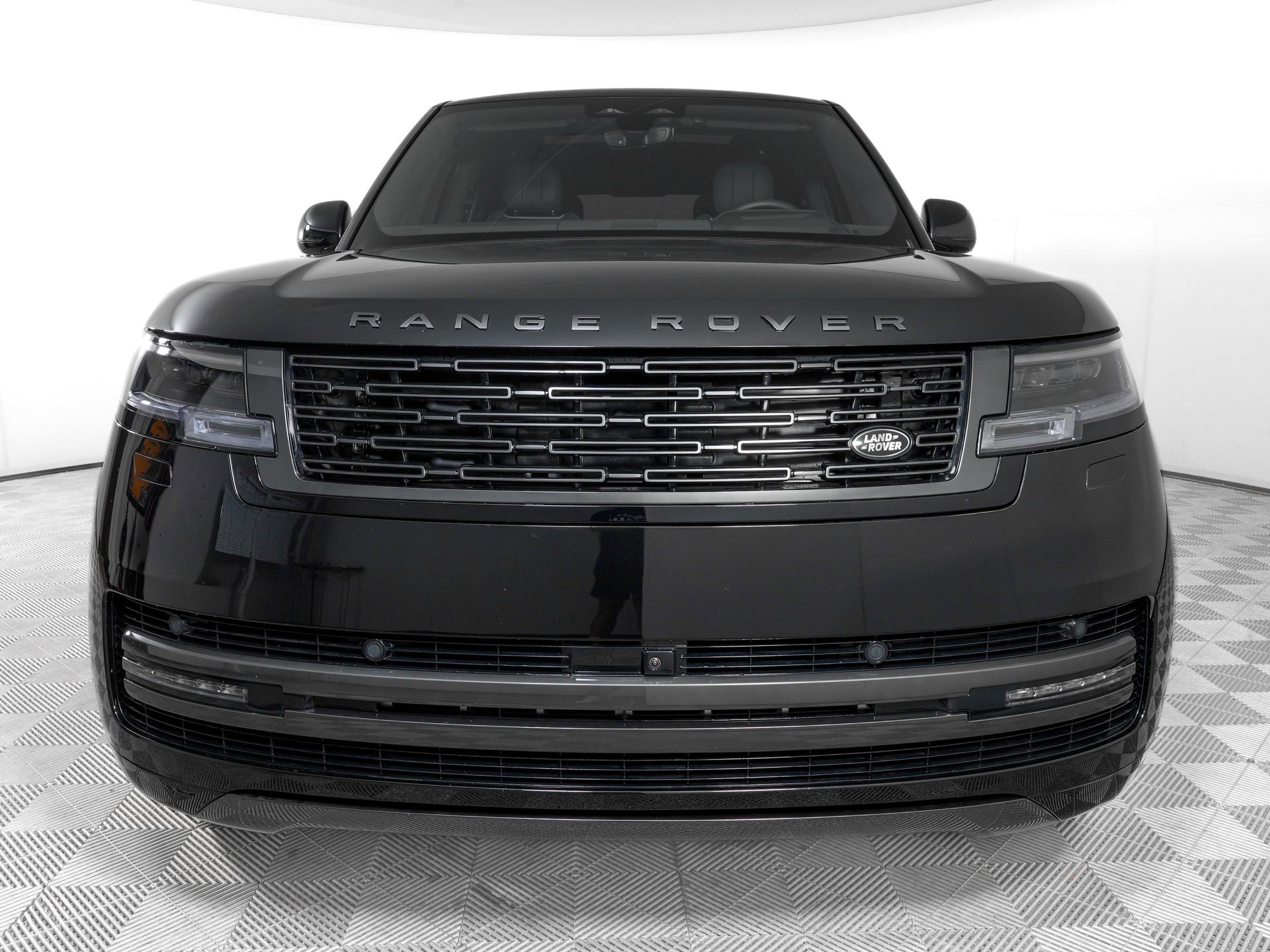 Used 2025 Land Rover Range Rover SE AWD/4WD image 2