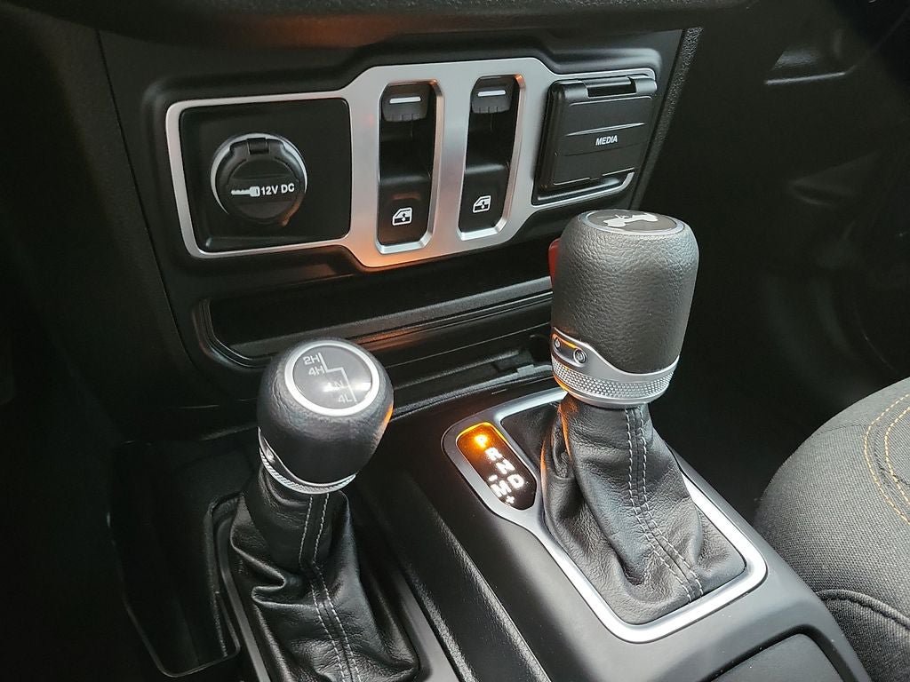 Used 2025 Jeep Wrangler Sport AWD/4WD image 16
