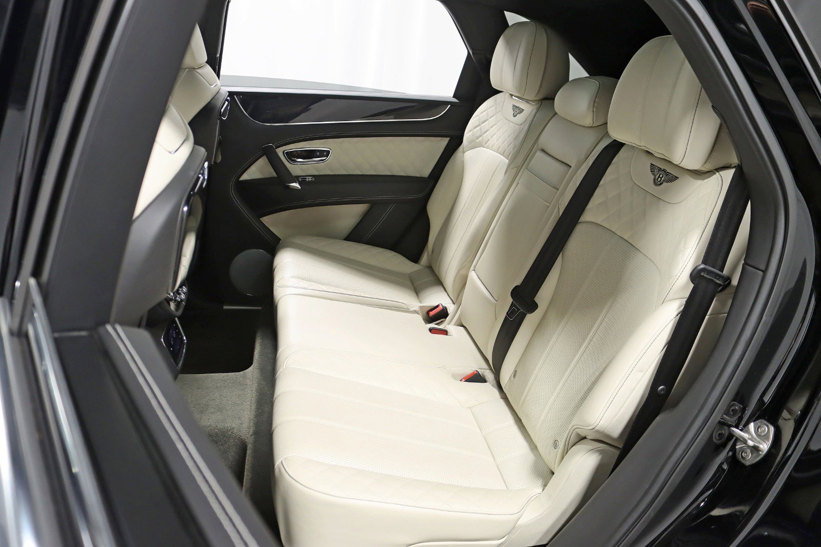Used 2017 Bentley Bentayga image 36