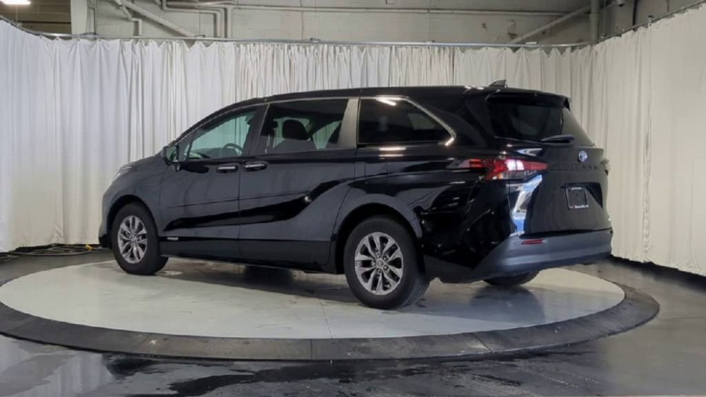 Used 2021 Toyota Sienna XLE FWD image 8