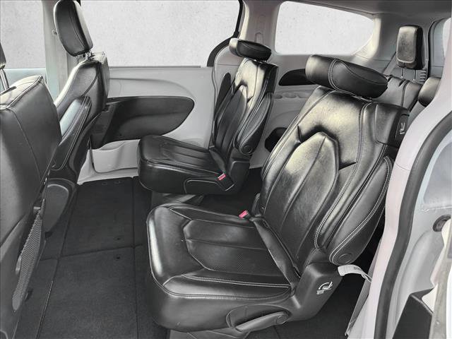 Used 2023 Chrysler Pacifica Touring-L image 18