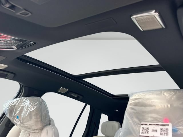 New 2027 Cadillac Vistiq Sport w/ LPO, Floor Liner Package AWD/4WD image 9