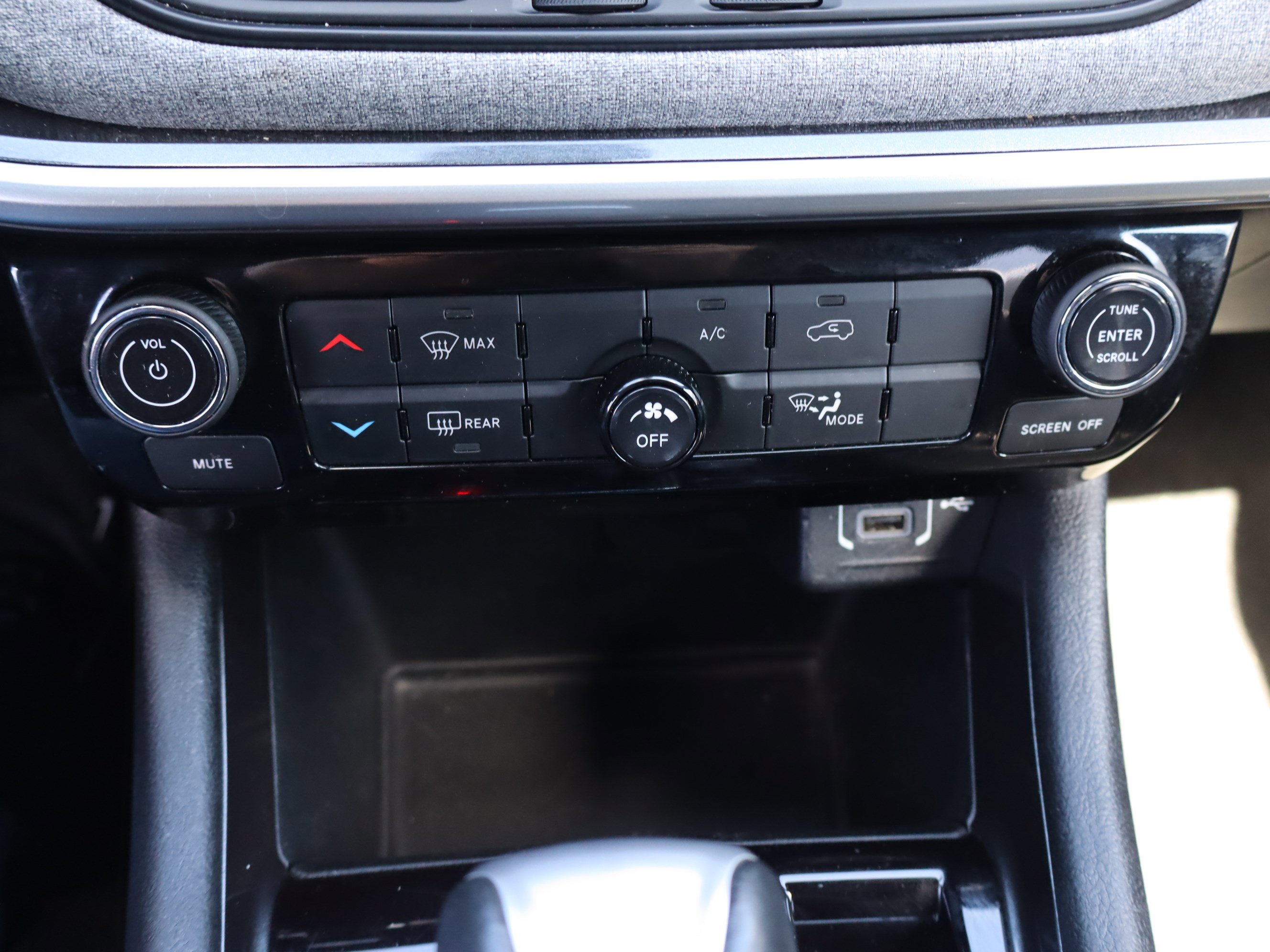 Used 2024 Jeep Compass Latitude image 27