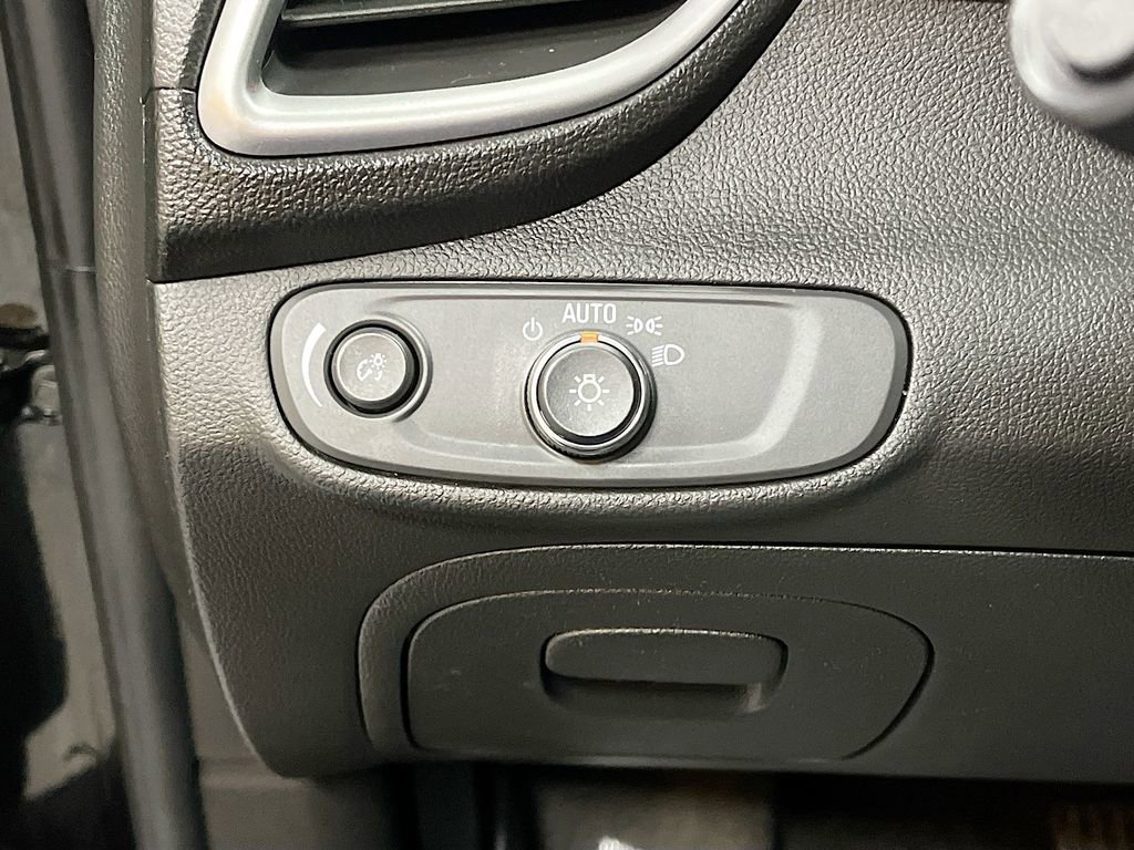 Used 2022 Chevrolet Trax LT w/ Premium Seat Package image 10