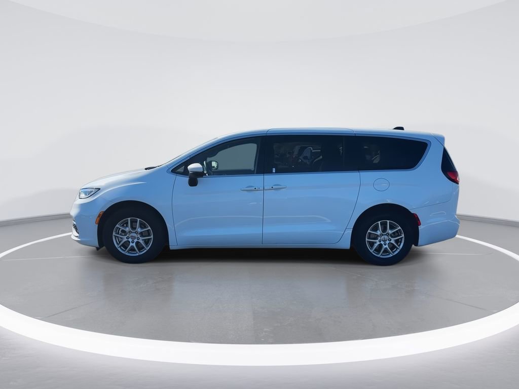 Used 2023 Chrysler Pacifica Touring FWD image 5