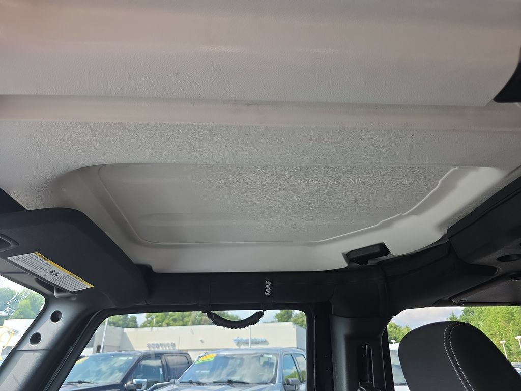 Used 2015 Jeep Wrangler Unlimited Rubicon w/ Dual Top Group AWD/4WD image 30