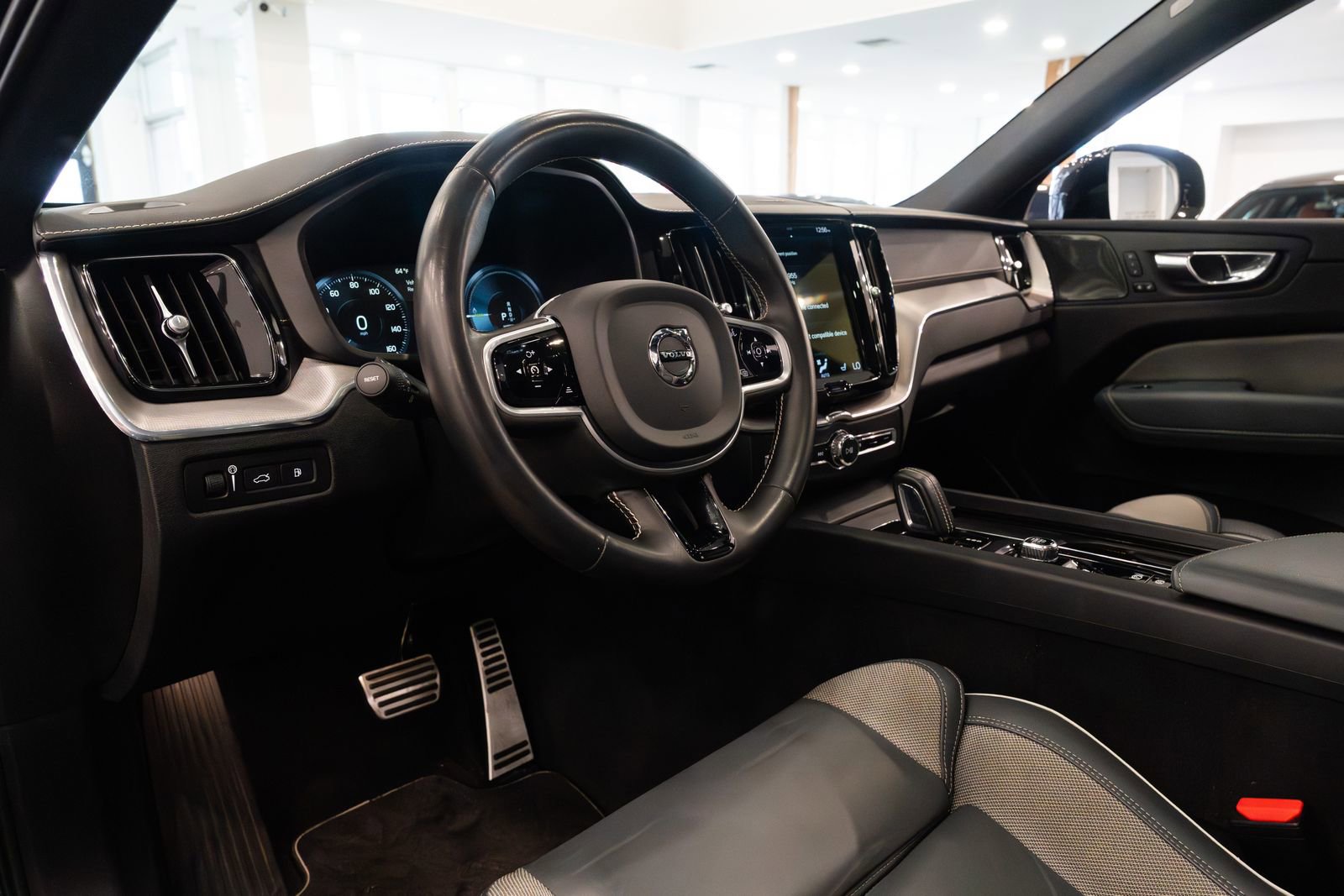 Used 2021 Volvo XC60 T8 R-Design w/ Advanced Package AWD/4WD image 19