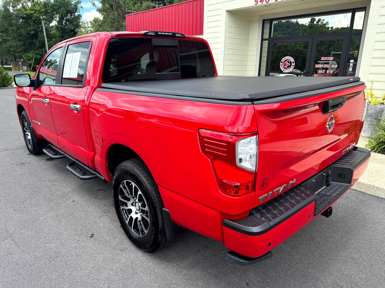 Used 2021 Nissan Titan SV w/ Accessory Utility Package image 4