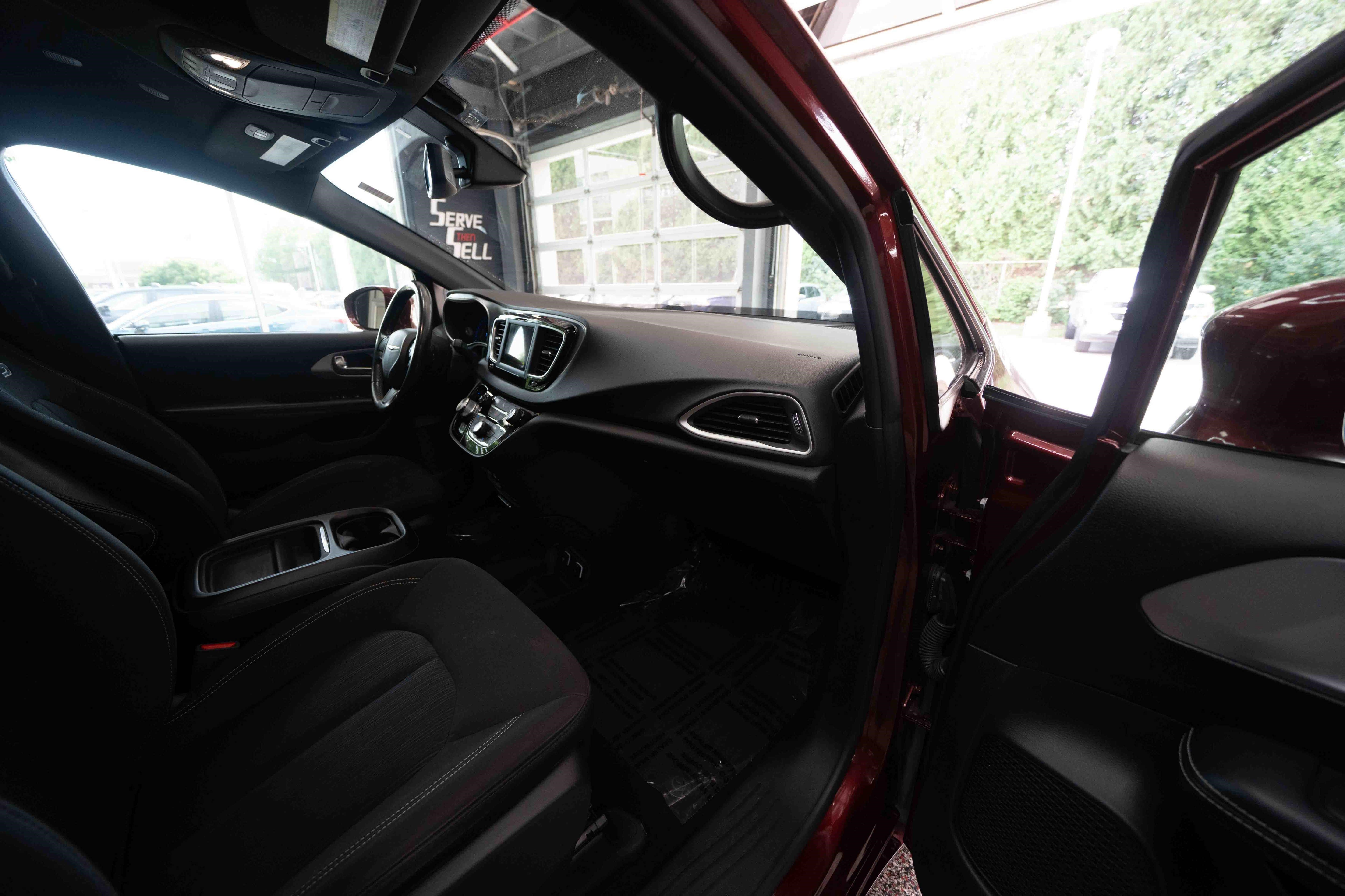 Used 2020 Chrysler Pacifica Touring w/ S Appearance Package FWD image 26