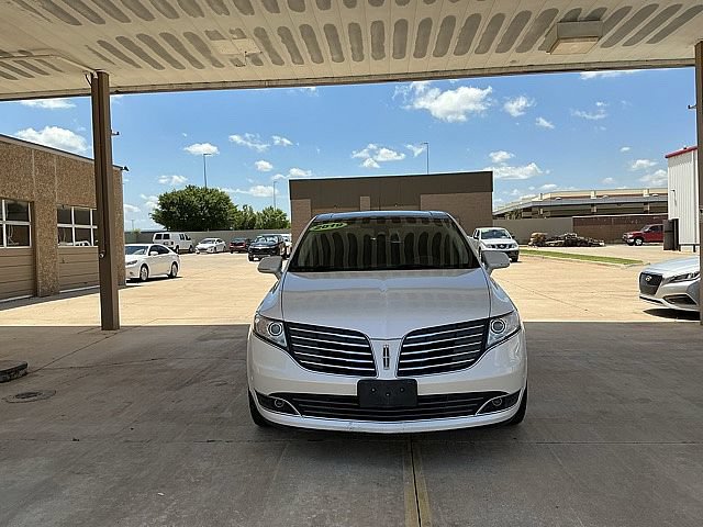 Used 2019 Lincoln MKT AWD image 2