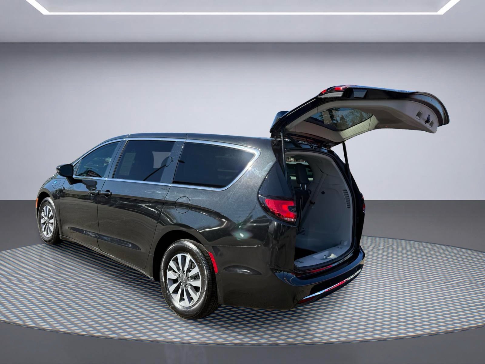 Used 2023 Chrysler Pacifica Touring-L FWD image 9