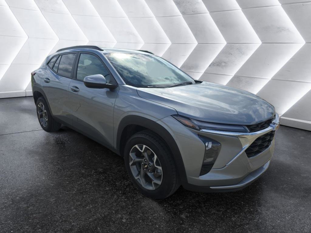 Used 2025 Chevrolet Trax LT image 3