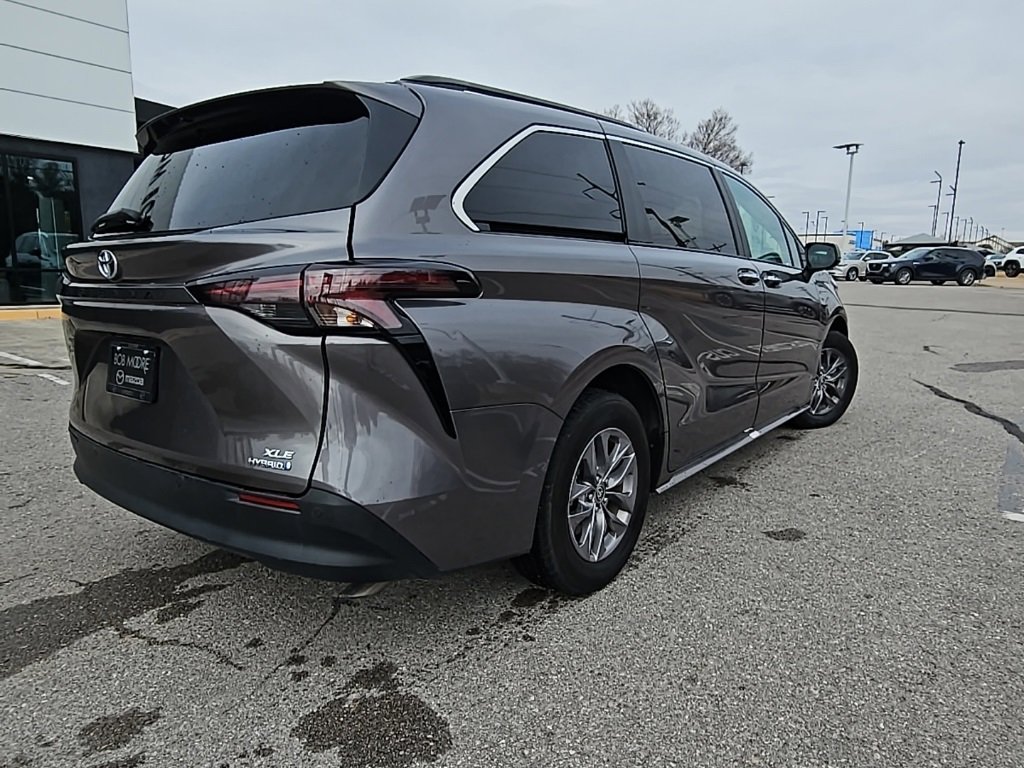 Used 2024 Toyota Sienna XLE image 29