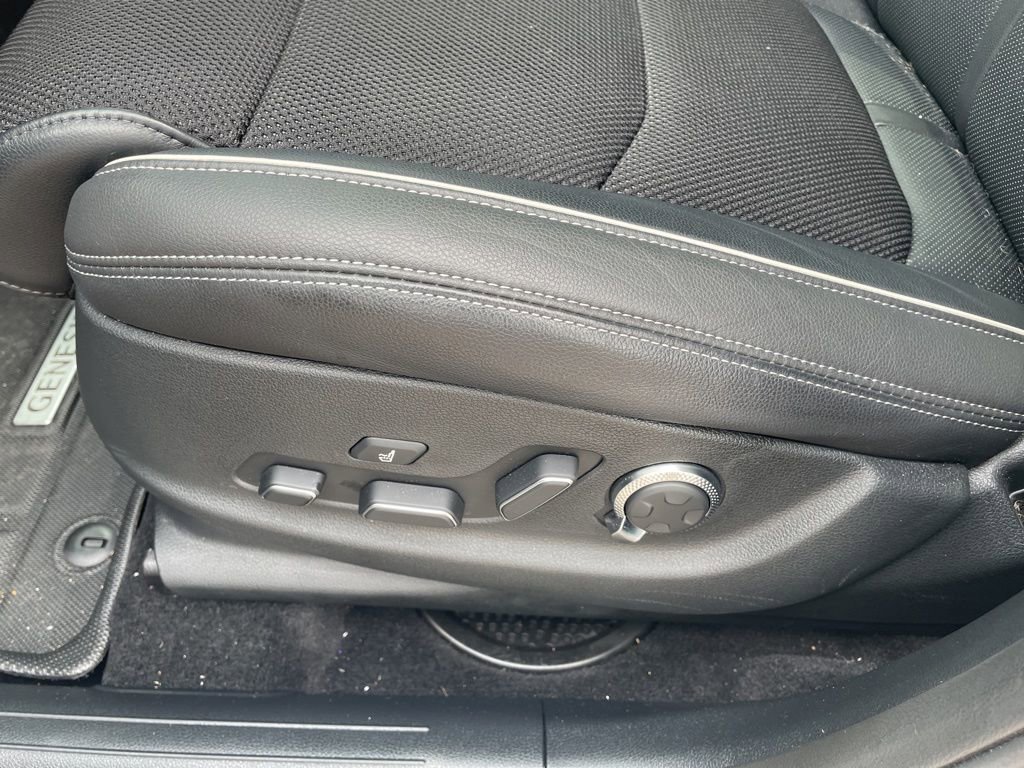 Used 2023 Genesis GV70 2.5T w/ Sport Prestige Package image 18