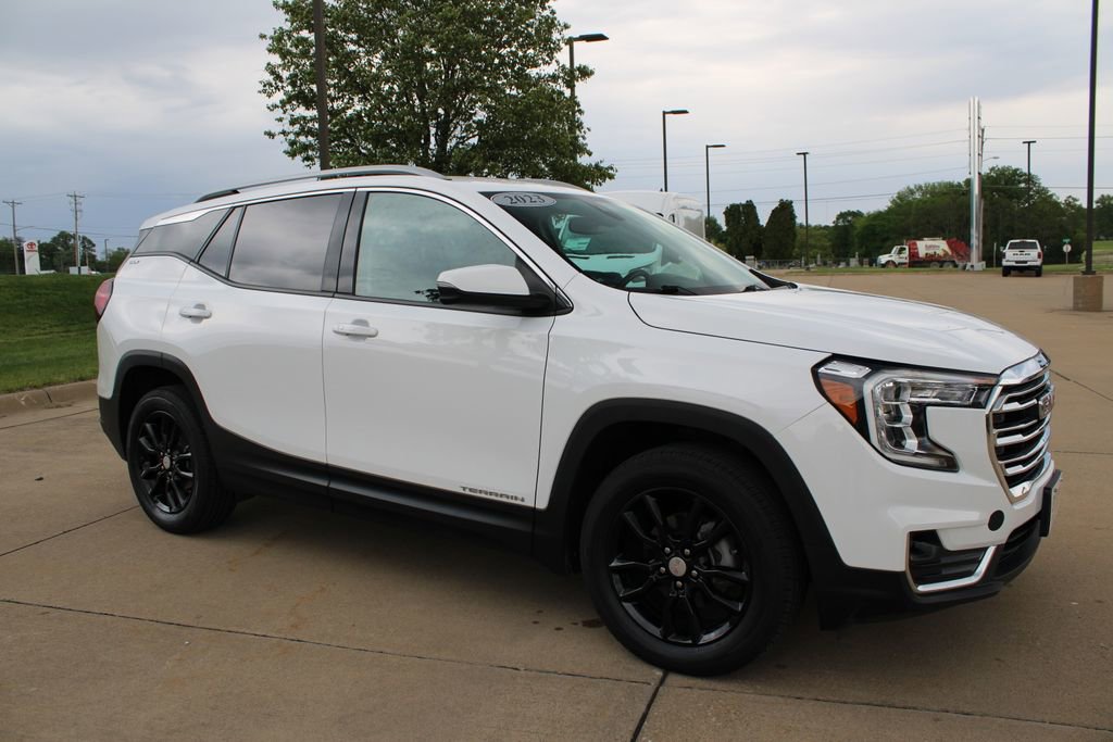 Used 2023 GMC Terrain SLT AWD/4WD image 3