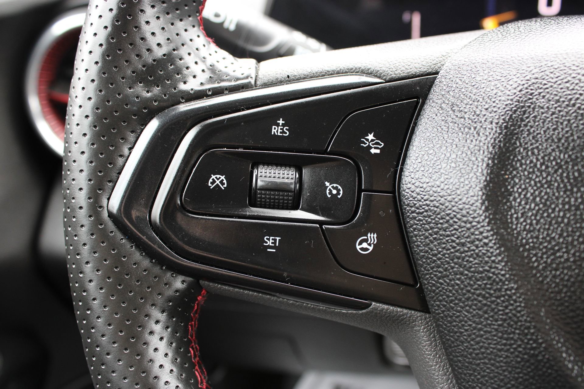 Used 2025 Chevrolet Trax RS w/ Sunroof Package image 29