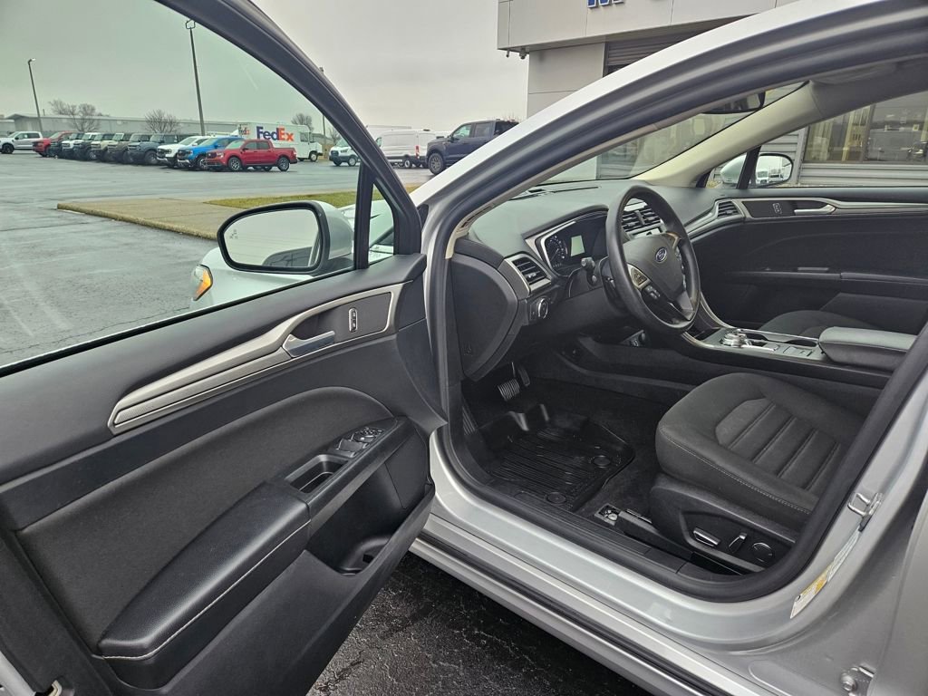 Used 2019 Ford Fusion SE image 12