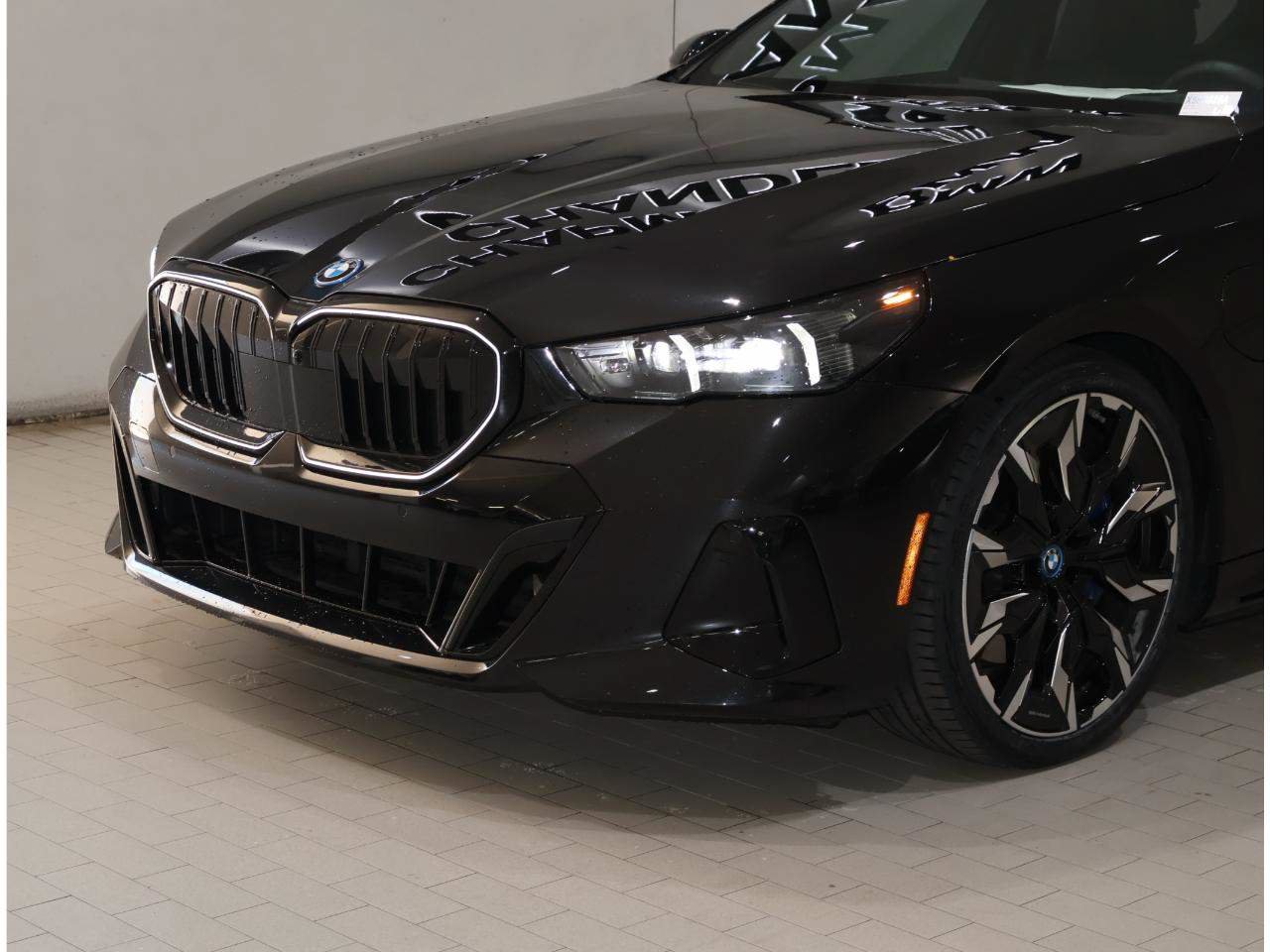 Used 2025 BMW 550e xDrive w/ Premium Package AWD/4WD image 2