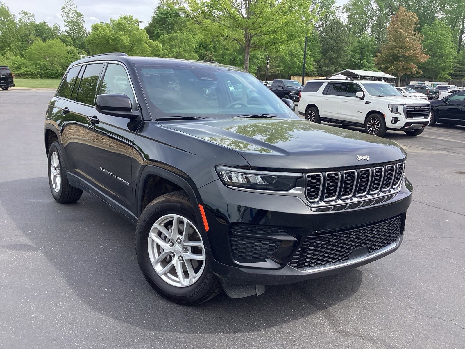 Used 2025 Jeep Grand Cherokee Laredo X w/ Luxury Tech Group I AWD/4WD image 1