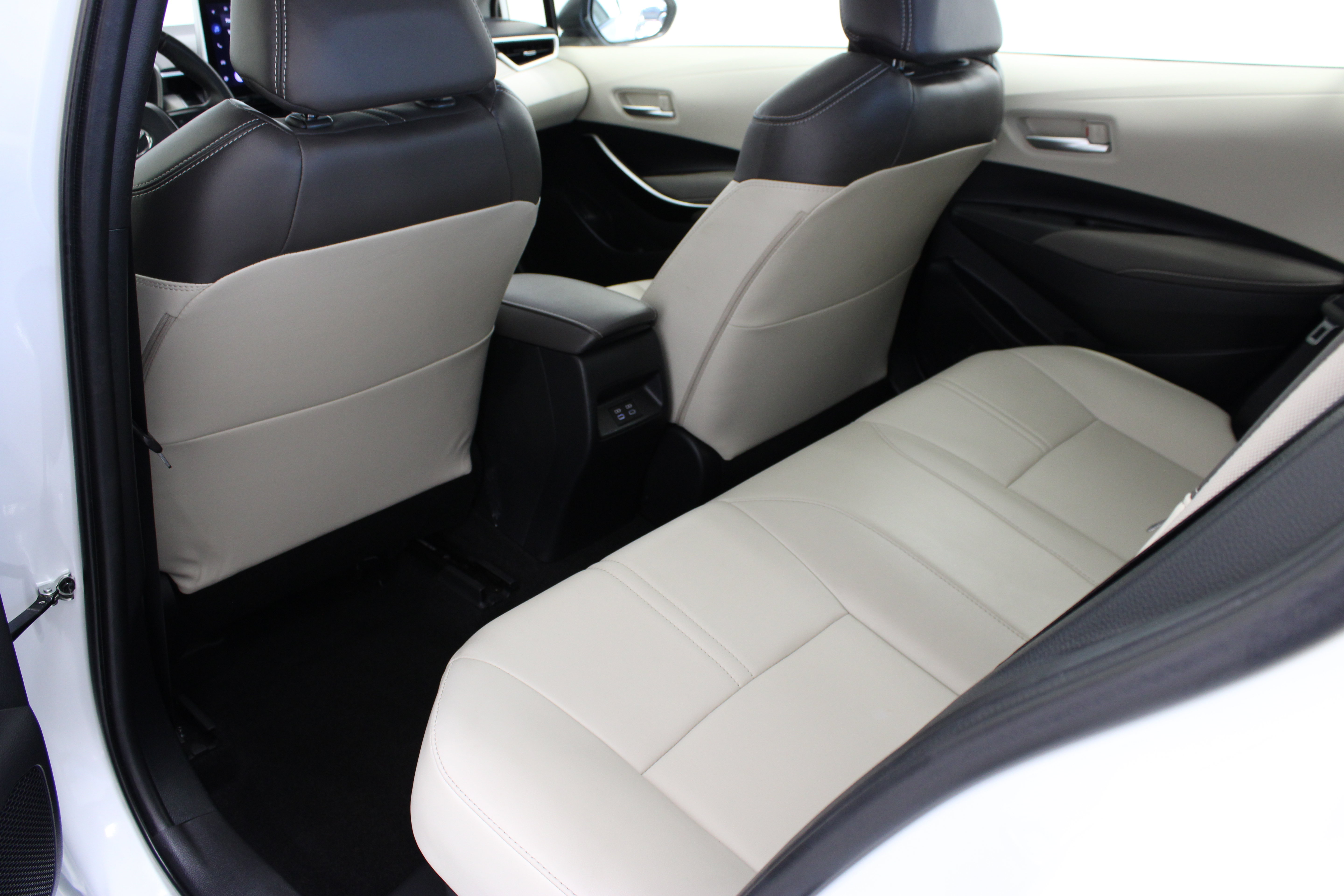 Used 2025 Toyota Corolla XLE FWD image 26