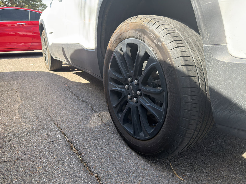 Used 2023 GMC Acadia SLE w/ Driver Convenience Package image 11