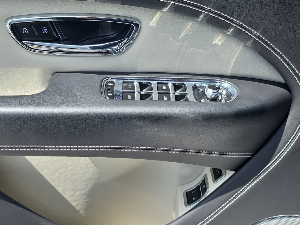 Used 2021 Bentley Bentayga AWD/4WD image 31