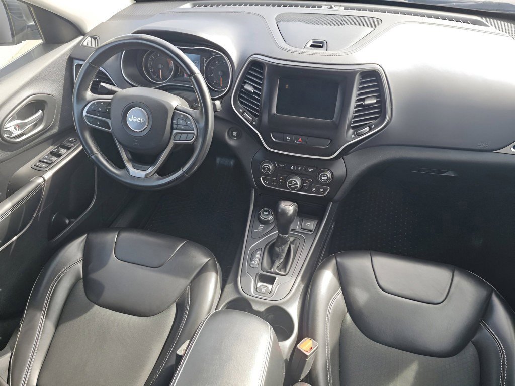 Used 2019 Jeep Cherokee Latitude Plus w/ Comfort/Convenience Group AWD/4WD image 26