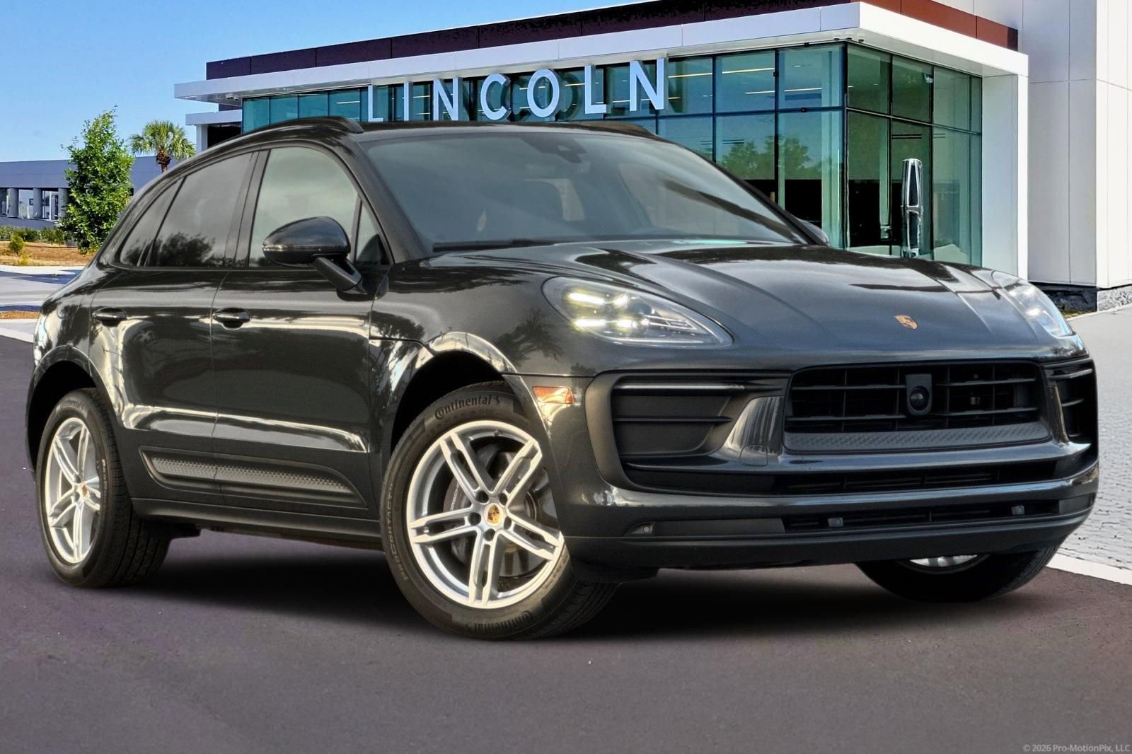 Used 2024 Porsche Macan image 2