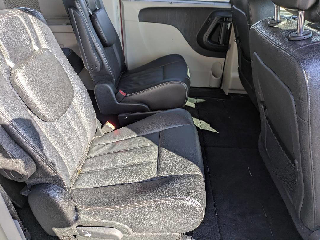 Used 2015 Chrysler Town & Country Touring w/ Driver Convenience Group image 14