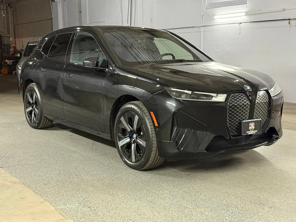 Used 2023 BMW iX xDrive50 w/ Sport Package AWD/4WD image 4