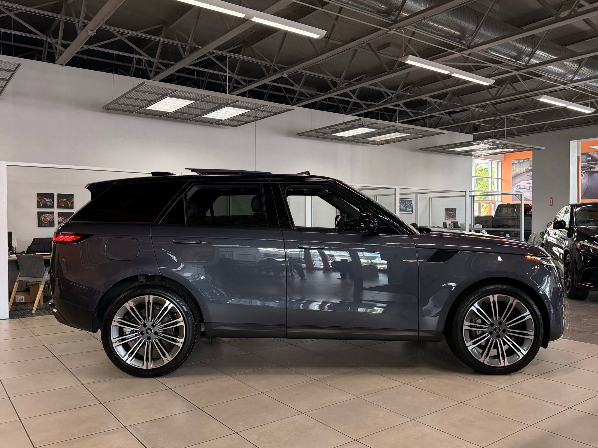 Used 2025 Land Rover Range Rover Sport SE AWD/4WD image 3