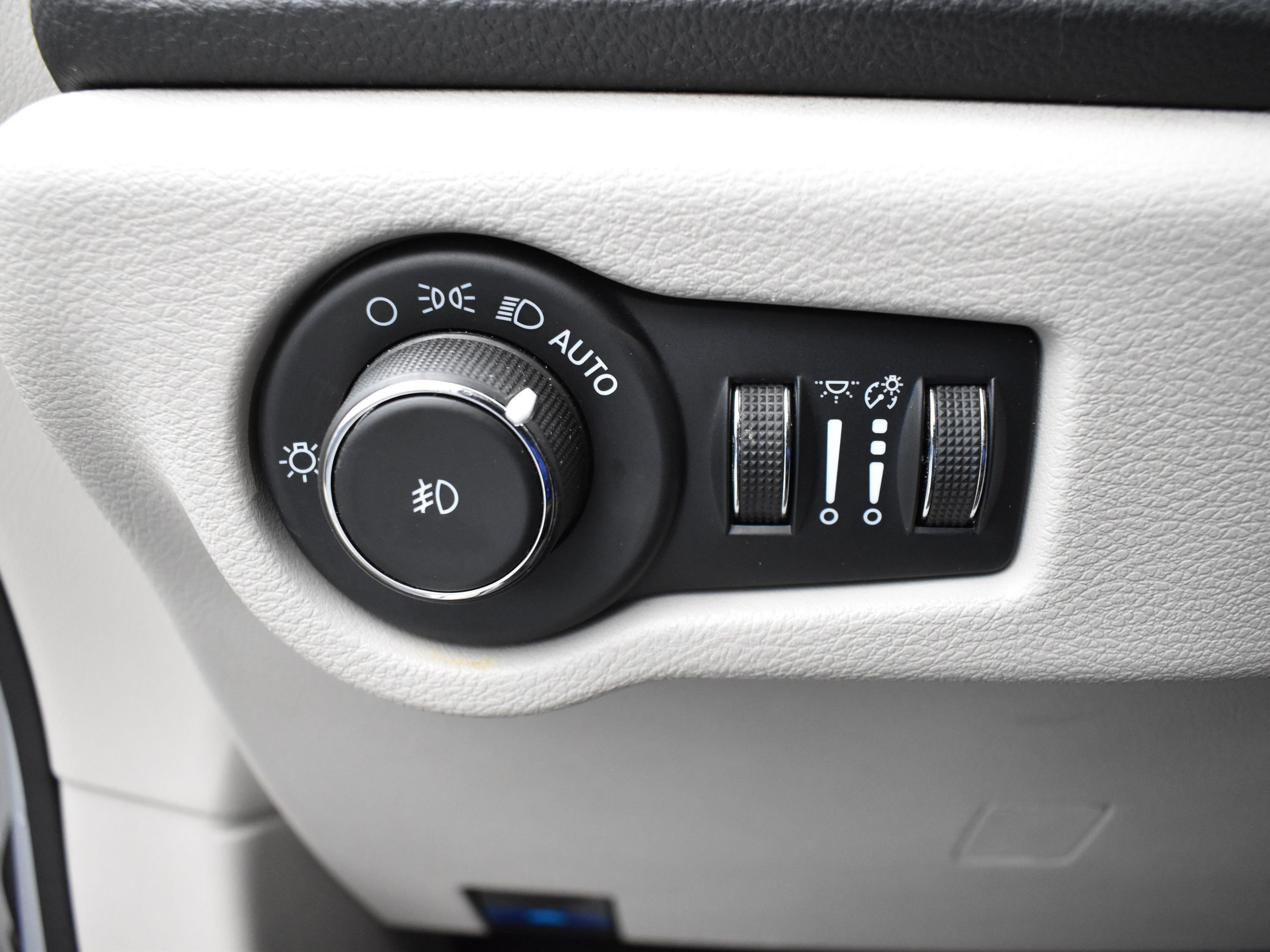Used 2023 Chrysler Pacifica Touring-L image 15