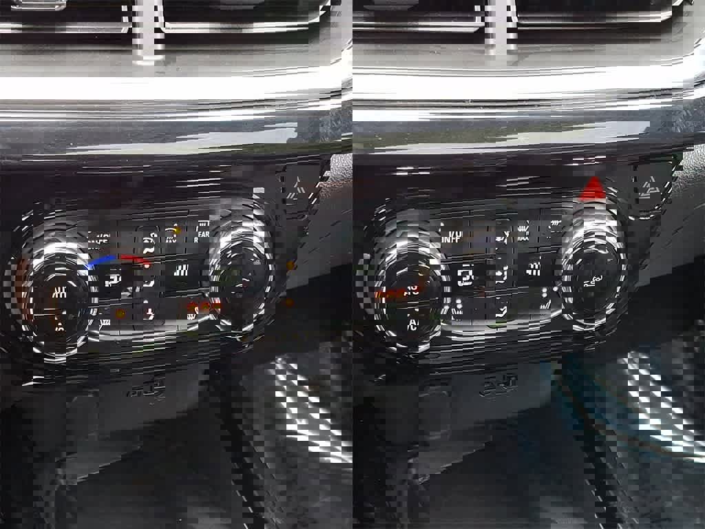 Used 2024 Chevrolet Trax RS w/ Sunroof Package image 15