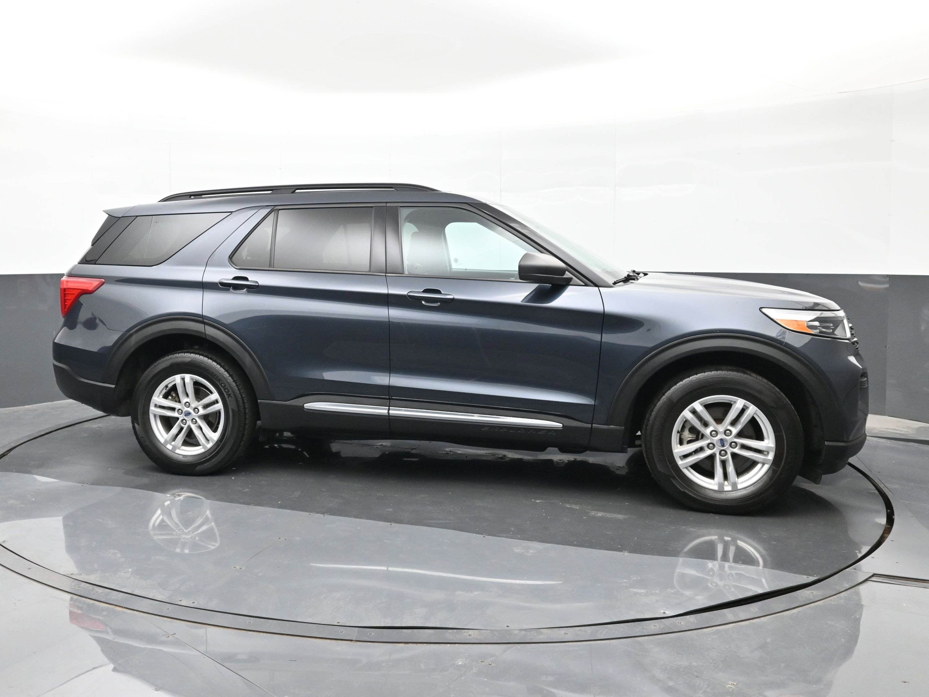 Used 2022 Ford Explorer XLT image 9