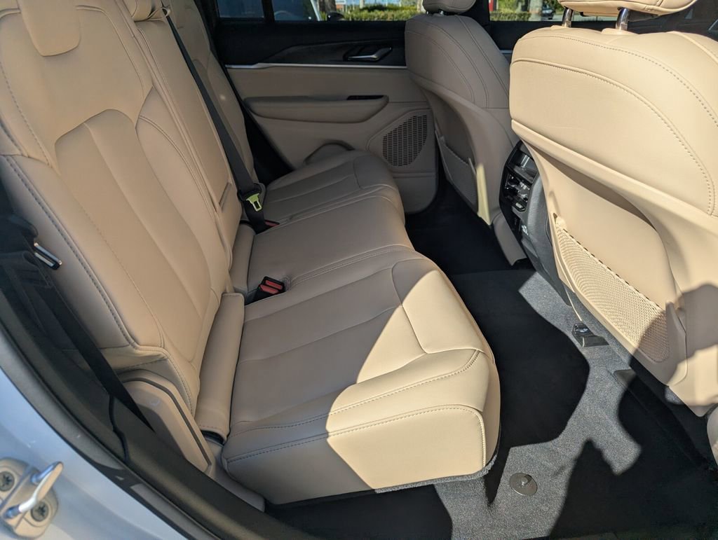 Used 2025 Jeep Grand Cherokee Limited image 13