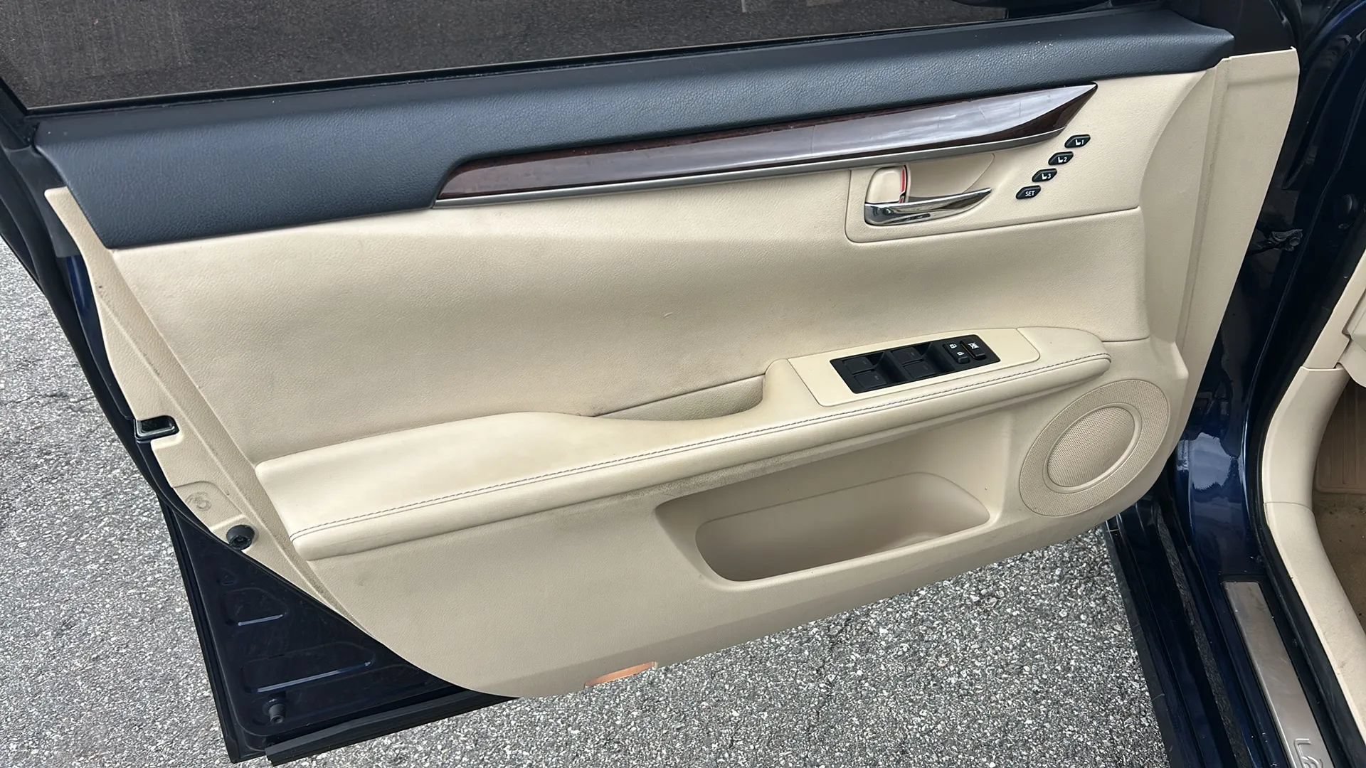 Used 2014 Lexus ES 350 w/ Premium Package FWD image 9