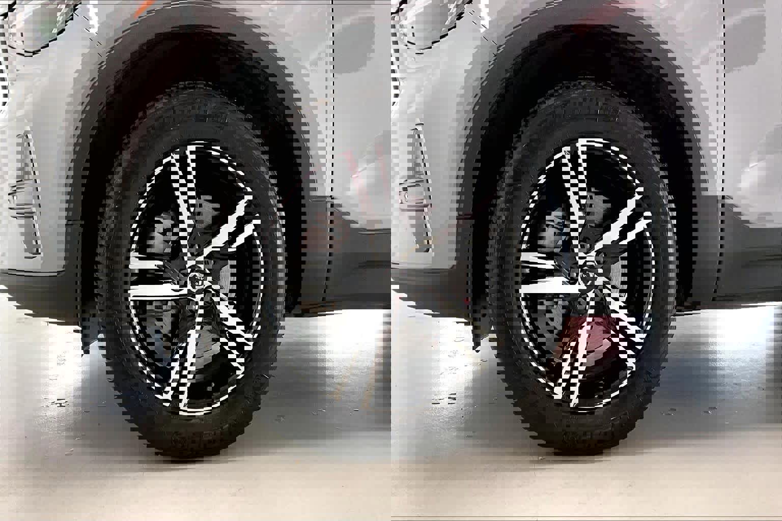 Used 2024 Volvo XC40 B5 Core image 8