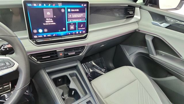 Used 2025 Volkswagen Tiguan SE R-Line image 44