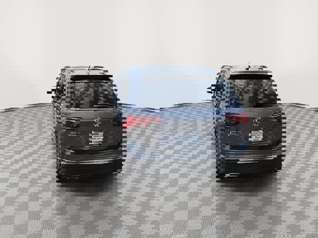 Used 2021 Volkswagen Tiguan SE w/ Panoramic Sunroof Package image 7