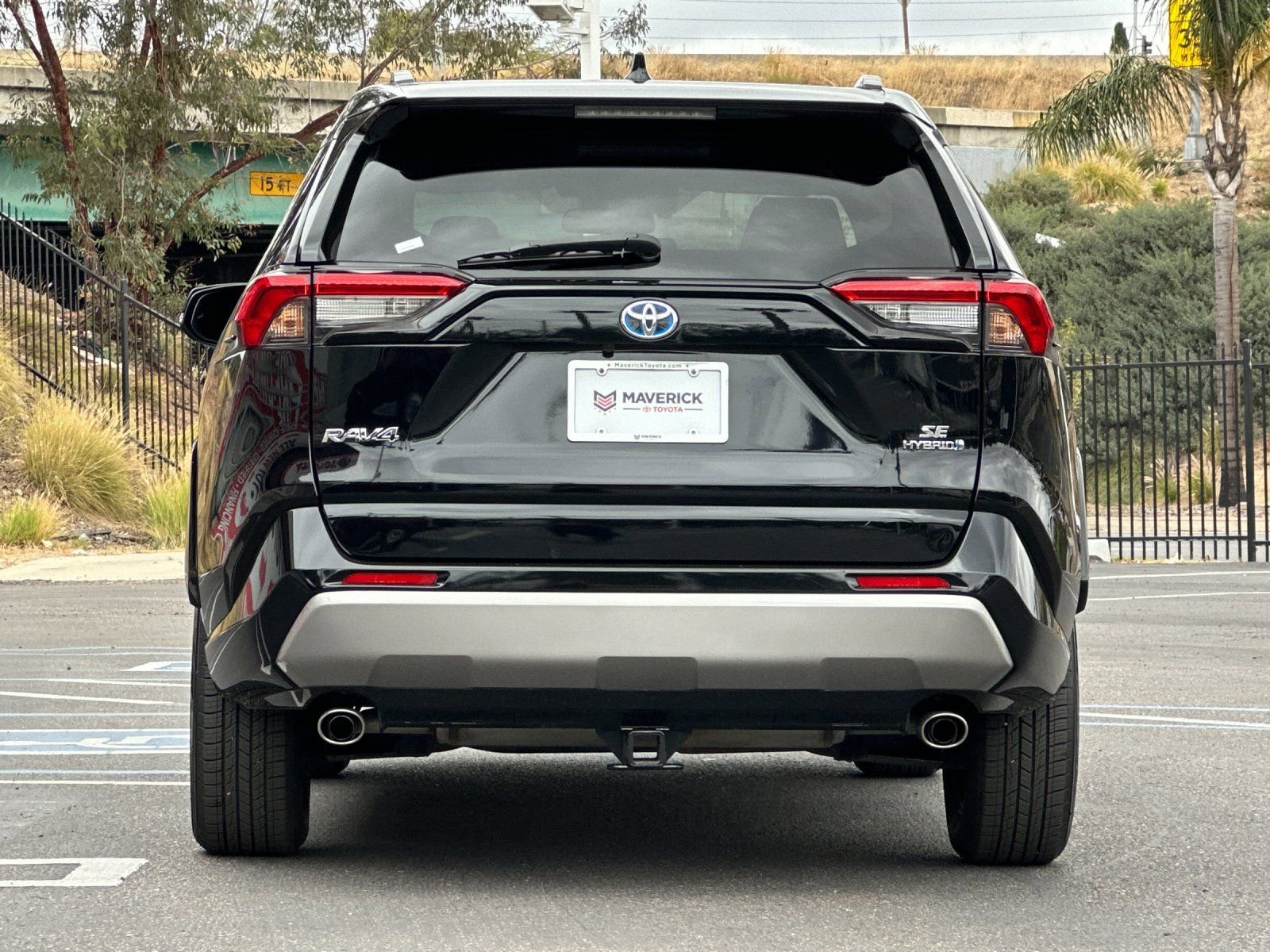 Used 2022 Toyota RAV4 SE w/ SE Grade Weather Package AWD/4WD image 4
