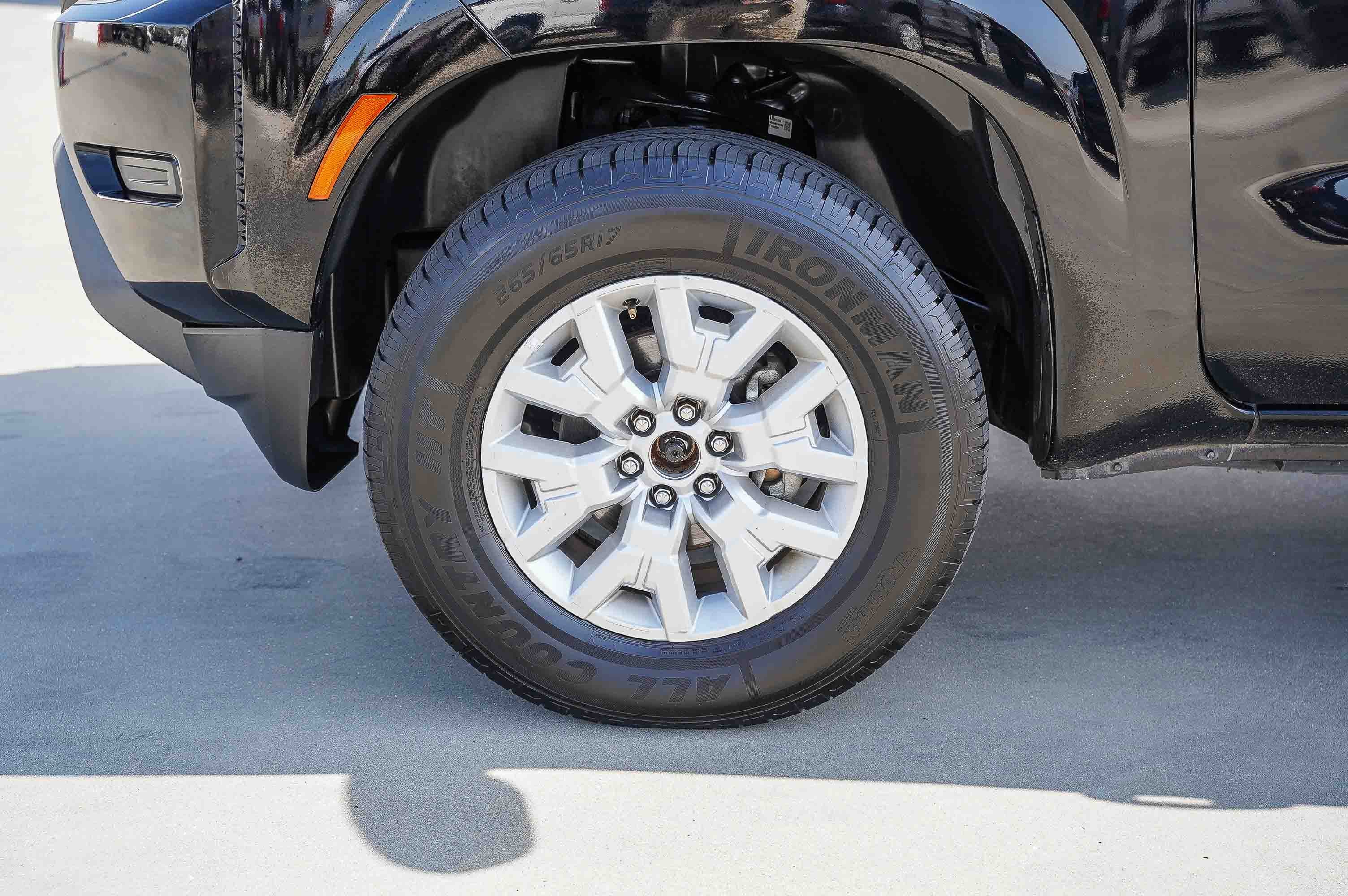 Used 2023 Nissan Frontier SV image 7