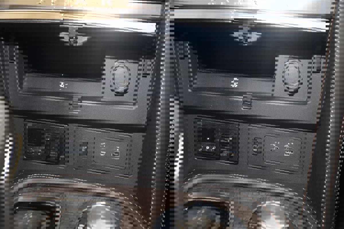 Used 2024 Nissan Armada Platinum w/ Captain's Chairs Package image 33