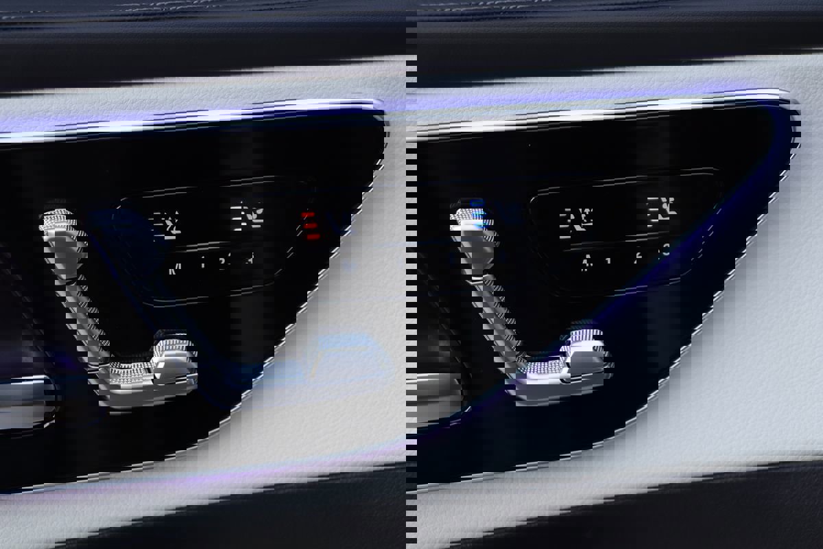 Used 2024 Mercedes-Benz GLC 300 4MATIC w/ AMG Line image 34