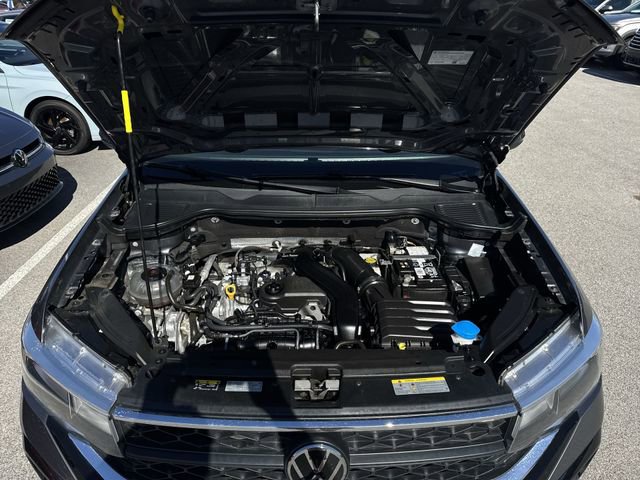 Used 2024 Volkswagen Taos SE w/ Panoramic Sunroof Package AWD/4WD image 29