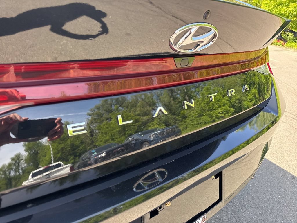 Used 2023 Hyundai Elantra SEL w/ Preferred Accessory Package FWD image 16