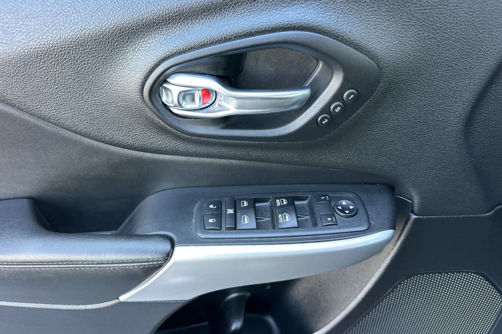 Used 2018 Jeep Cherokee Overland AWD/4WD image 12